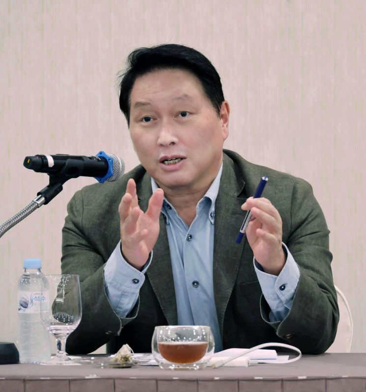 최태원 대한상공회의소 회장이 제48회 대한상의 하계포럼 기자간담회에서 취재진 질문에 답하고 있다. 대한상공회의소
