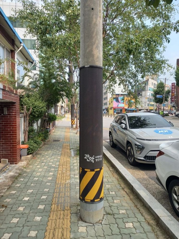 관악구 거리에 설치된 불법광고물 부착방지물 모습. 관악구 제공.