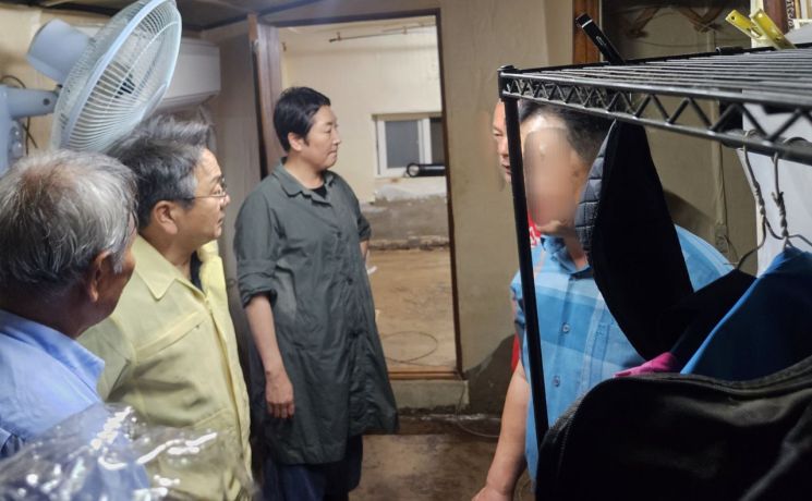 강기정 광주시장이 지난 19일 폭우로 큰 피해를 입은 하신마을을 찾아 주민들을 만나 피해 상황을 살펴보고 있다. 광주시 제공