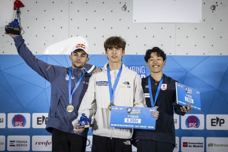 '2025 IFSC 마드리드 리드 월드컵' 이도현 선수(가운데) 시상식. 대한산악연맹 제공