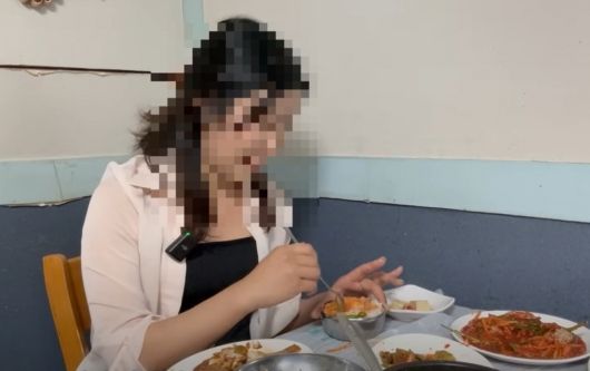 여수 맛집으로 알려진 식당이 혼자 식당을 찾은 여성 유튜버에게 무례한 태도를 보여 논란이 일었다. 유튜브 채널 '유난히 오늘'