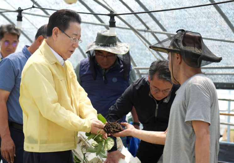 김영록 전라남도지사가 20일 오후 담양 봉산면 딸기육묘 시설하우스 침수 피해현장을 방문, 피해상황을 점검하고 시설 조속 복구 등을 지시하고 있다. 전남도 제공