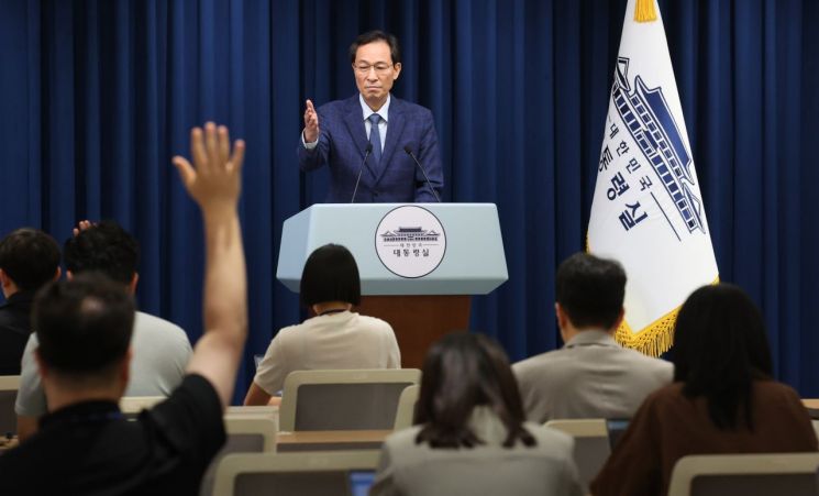 우상호 정무수석이 20일 용산 대통령실 기자회견장에서 장관 인선 관련 브리핑 후 질문을 받고 있다. 연합뉴스