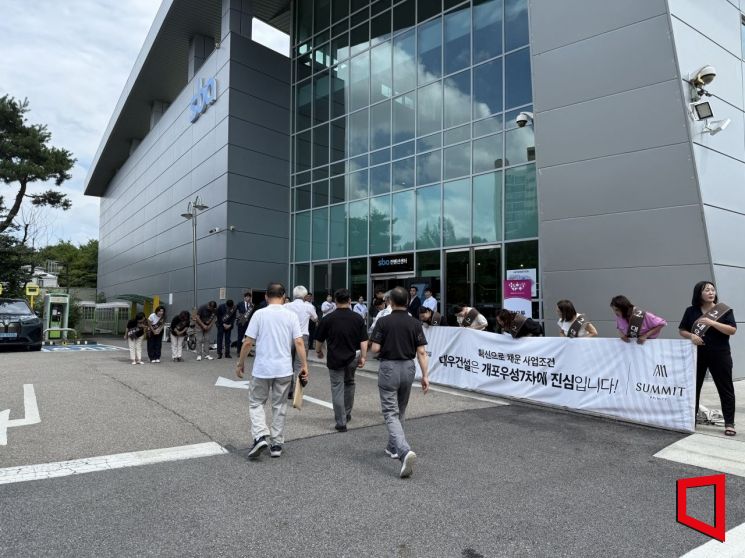 20일 서울 강남구 세텍 컨벤션센터에서 열린 '개포우성7차 시공자 선정 1차 합동홍보설명회'에서 삼성물산, 대우건설 임직원들과 홍보요원들이 조합원들에게 인사하고 있다. 한진주 기자