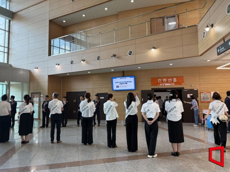 20일 서울 강남구 세텍 컨벤션센터에서 열린 '개포우성7차 시공자 선정 1차 합동홍보설명회'에서 삼성물산·대우건설 임직원과 홍보요원들이 도열해 인사하고 있다. 한진주 기자