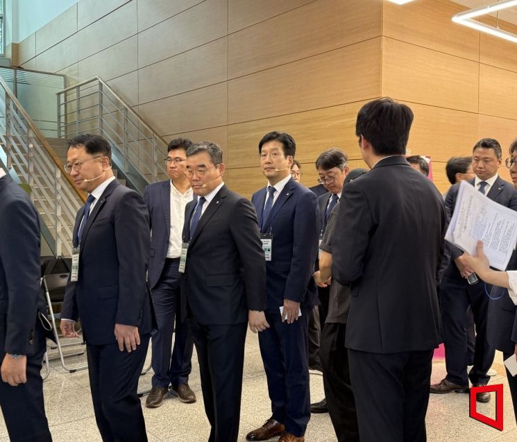 김보현 대우건설 사장(왼쪽 앞줄 두번째)과 임원들이 20일 서울 강남구 세텍 컨벤션센터에서 열린 '개포우성7차 시공자 선정 1차 합동홍보설명회'에 입장하고 있다.