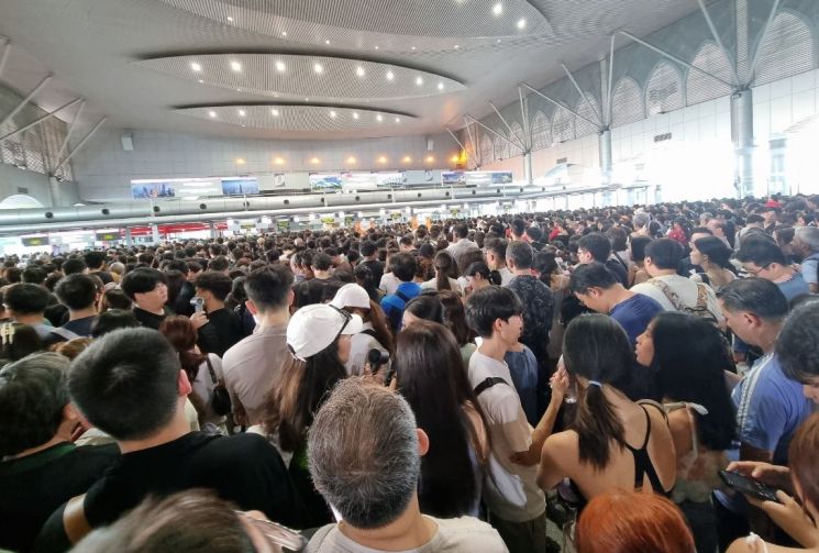 출입국 게이트 시스템 오류로 내외국인들이 장사진을 이루고 있다. SNS