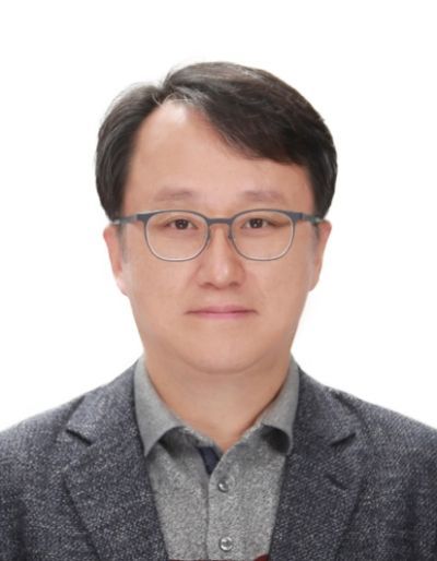 강준욱 비서관이 3월에 낸 책에 "이재명 대통령되면 전체주의 정권 될 것"