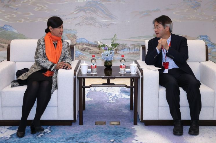 이동환 고양특례시장이 지난 2023년 11월 13일 '고양시 UCLG ASPAC 유치' 제안을 위한 버나디아 사무총장을 면담하고 있ㄴ은 모습. 고양특례시 제공