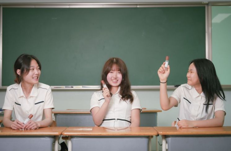 기부 향수 피어 프로젝트에 참여한 아산 소재 온양용화고 1학년 12반 학생들. 왼쪽부터 권나희, 이서연, 박승혜 학생. 이서연 학생 제공