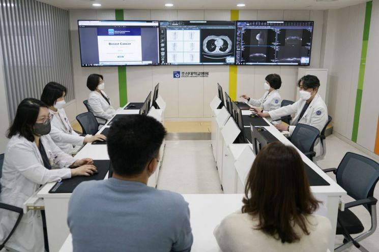 조선대병원 다학제팀이 유방암 환자 및 보호자에게 치료 방향에 대해 설명하고 있는 모습. 조선대병원 제공