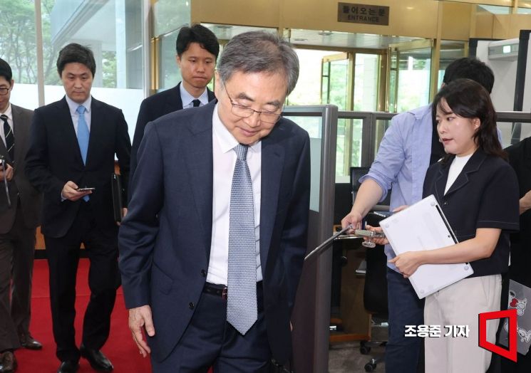 [포토] 인사하는 조현 외교부장관