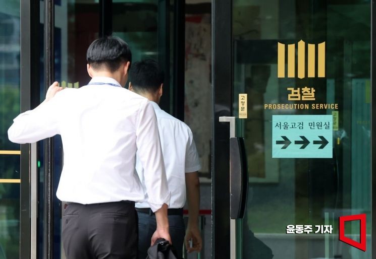 내란특검 사무실이 마련된 서울 서초구 서울고등검찰청으로 관계자들이 출입하고 있다.