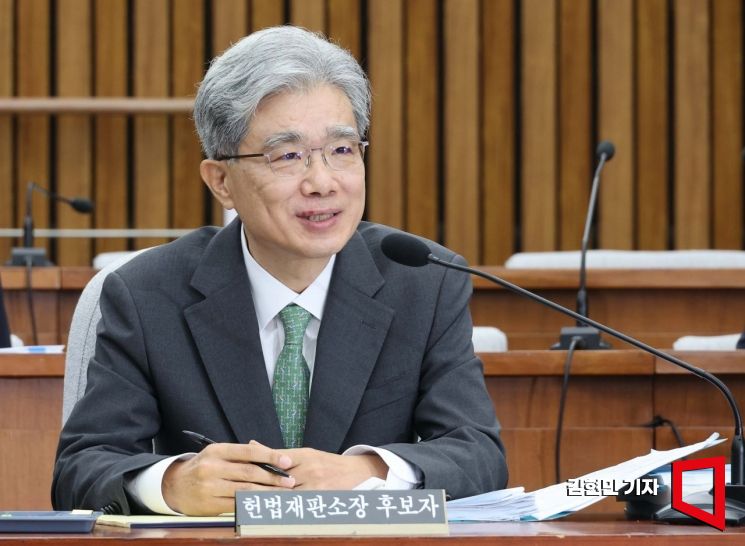 김상환 헌법재판소장 후보자가 21일 국회에서 열린 인사청문회에서 질의에 답하고 있다. 김현민 기자
