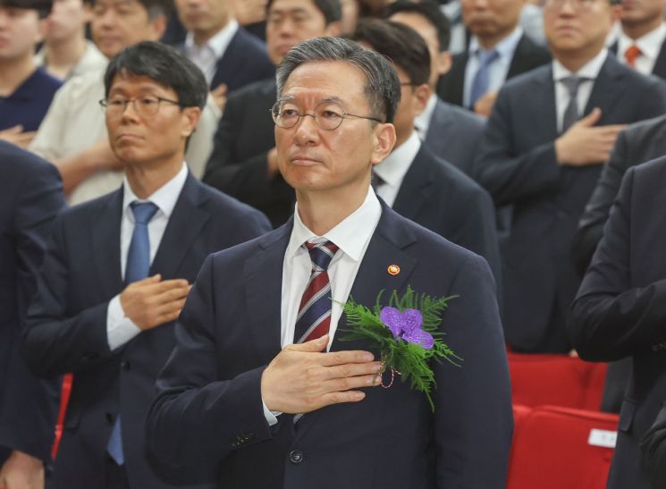 정성호 법무부 장관이 21일 정부과천청사에서 열린 취임식에서 국기에 경례하고 있다. 연합뉴스