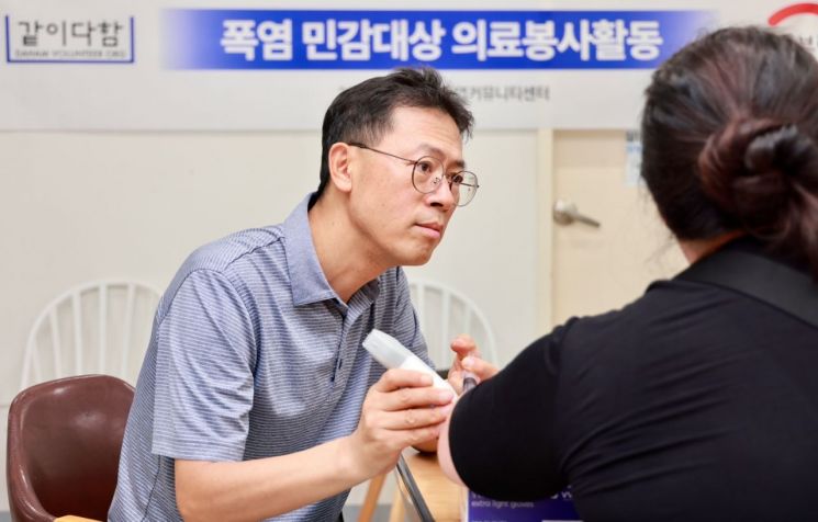 다함봉사단 의료진이 폭염 민감대상자에게 초음파 진단을 통해 정확한 부위를 확인한 뒤 주사 치료를 실시하고 있다. 희망브리지
