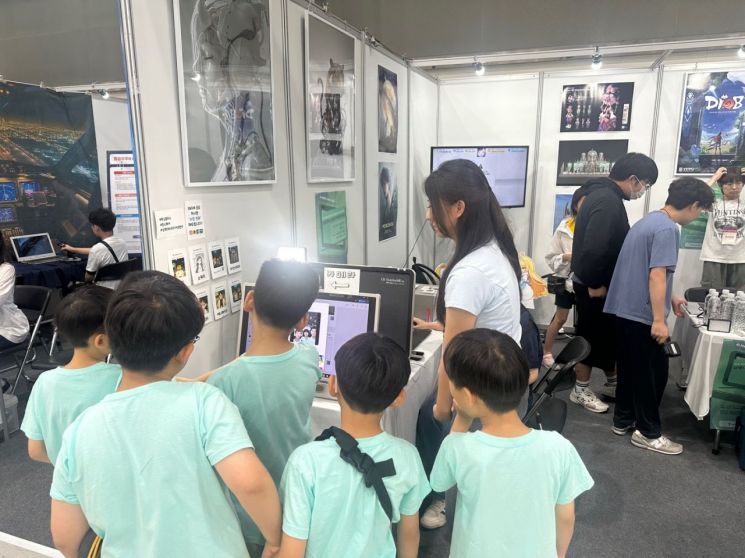 "직접 해보니 재밌어요" 상명대 AI 콘텐츠 체험 부스, 학생들 폭발적 반응