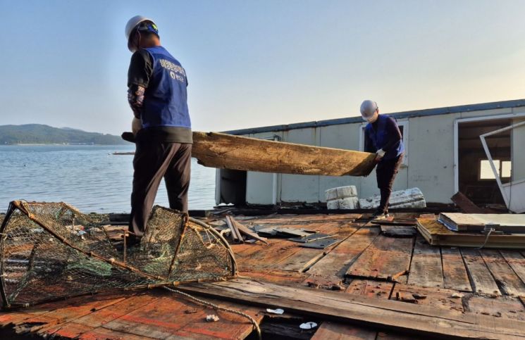 완도군과 해양환경관리단은 어촌 해안가에 방치된 폐가두리 24t을 해체·수거했다. 완도군 제공