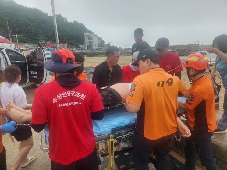 영덕군 구조요원, 하저해수욕장서 심정지 관광객 생명 구해