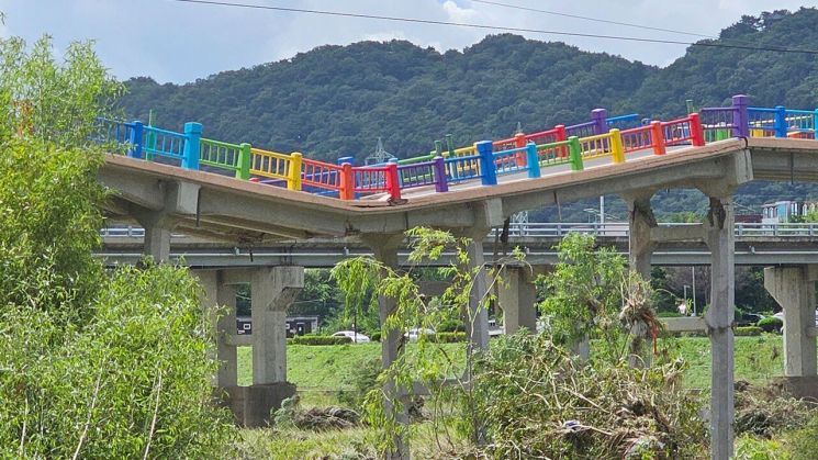 울산 '구 삼호교' 상판 일부가 20일 오후 내려앉은 모습. 국가유산청