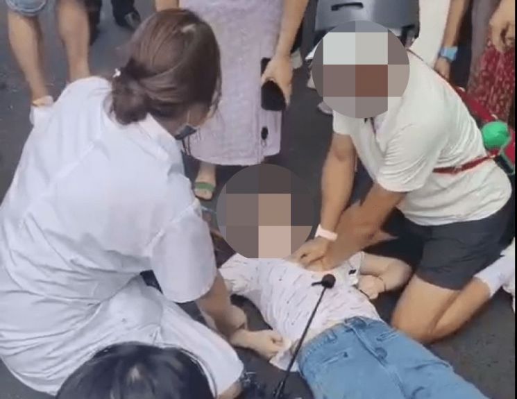 중국에서 한 의과대학 남성 교수가 길거리에서 쓰러진 여성에게 심폐소생술(CPR)을 시행한 뒤 “가슴을 만졌다”는 의혹에 휩싸인 가운데, “무섭고 큰 실망을 느꼈다”며 해명에 나섰다. 웨이보