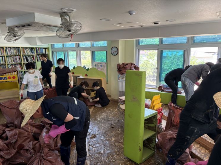 충남도교육청 직원들이 폭우로 피해를 입은 당진시 용연유치원을 찾아 피해복구활동을 벌이고 있다./충남도교육청