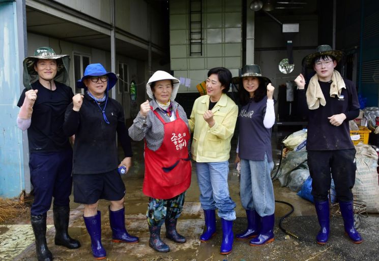광주시의회는 21일 집중호우로 피해를 입은 건국동 지산 딸기집하장 일대를 찾아 수해복구 활동을 펼쳤다. 광주시의회 제공