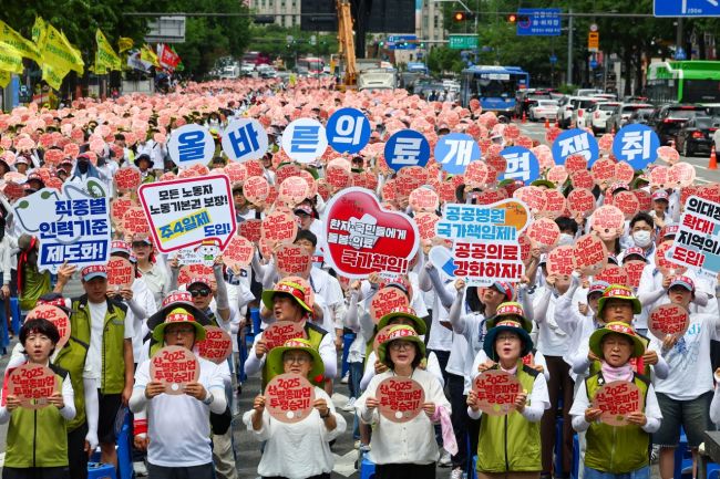 전국보건의료산업노동조합 조합원들이 이달 2일 서울 숭례문 일대에서 열린 총력투쟁 결의대회에서 구호를 외치고 있다. 연합뉴스
