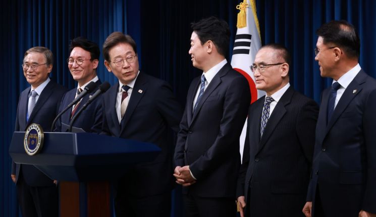 이재명 대통령이 지난 4일 서울 용산 대통령실 청사에서 열린 새 정부 첫 인사 발표를 하고 있다. 왼쪽부터 이종석 국가정보원장 후보자, 김민석 국무총리 후보자, 이 대통령, 강훈식 대통령비서실장, 위성락 안보실장, 황인권 대통령경호처장. 연합뉴스
