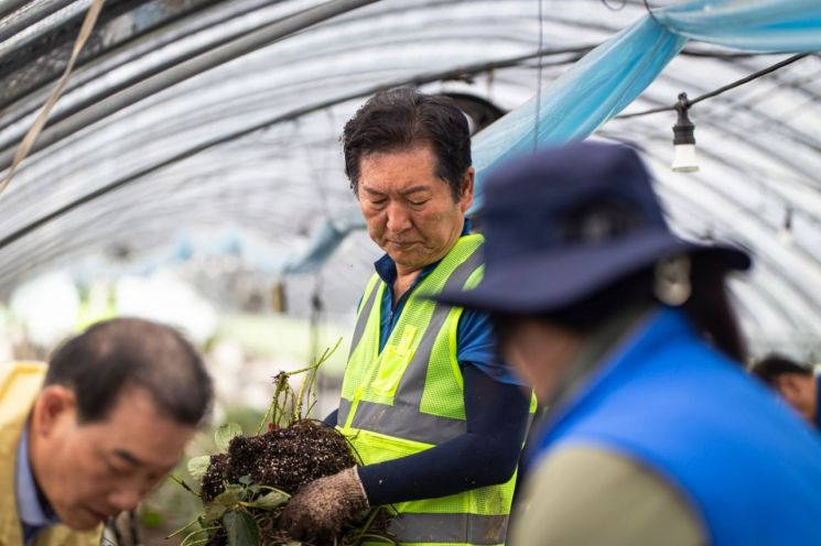정청래 더불어민주당 의원이 21일 전남 담양군 봉산면 침수 피해 농가를 찾아 수해복구 작업에 참여하고 있다. 정청래 의원 페이스북 갈무리