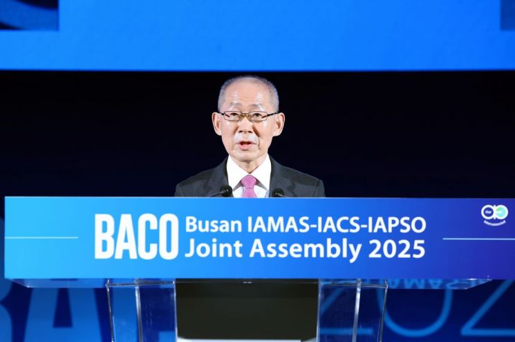 이회성 기후변화에 관한 정부 간 협의체(IPCC) 전 의장이 21일 부산 벡스코(BEXCO)에서 개막한 '2025 IUGG 기상-해양-빙권 국제학술대회(BACO-25)'에서 기조강연을 하고 있다. BACO-25 조직위원회 제공