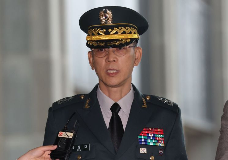 김용대 드론작전사령관이 17일 내란특검 사무실이 마련된 서울 서초구 서울고검에 조사를 받기 위해 출석하며 미리 준비한 글을 읽고 있다. 연합뉴스