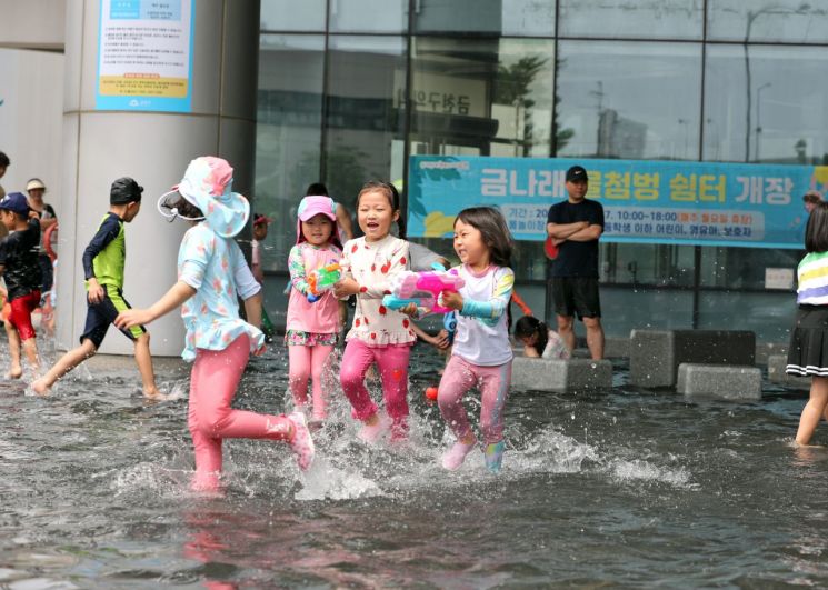 무더위쉼터·물놀이시설…피서지로 변신한 금천구청사
