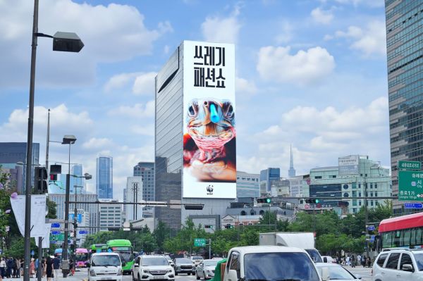 "거북이 코에 꽂힌 빨대"…제일기획, '쓰레기 패션쇼' 진행