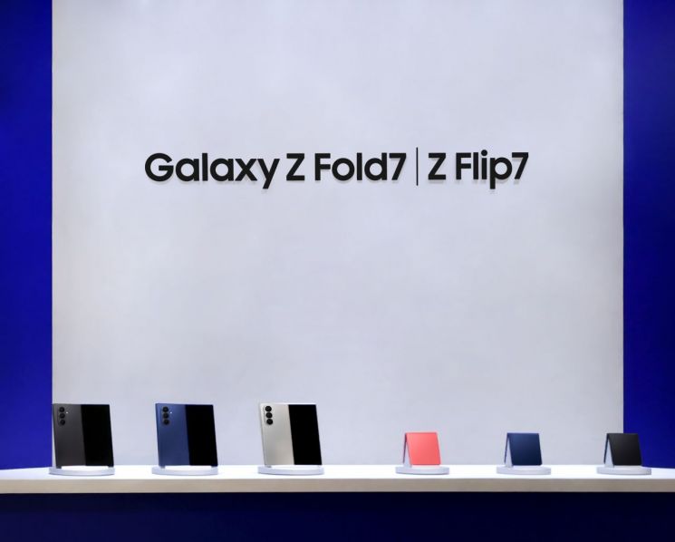12일 더현대 서울에 오픈한 '갤럭시 스튜디오' 에 전시된 갤럭시 Z 폴드7·플립7. 삼성전자 제공