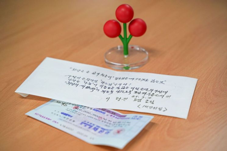 "단 한 가정이라도 삶 포기 않기를"…8년간 폐지 모아 1000만원 기부한 80대 어르신