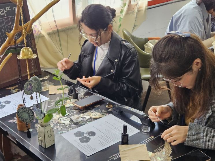 'K-공예 성지' 부여 123사비공예마을, 외국인·청소년 핫플로 부상