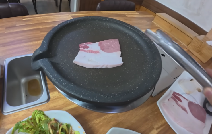 한 유튜버가 울릉도 삽겹살 식당에서 '비계 삽겹살'을 받았다며 서비스 불만을 호소했다. '꾸준 kkuiun' 유튜브 캡처