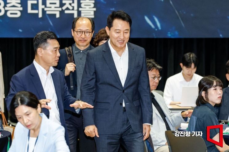 [포토] 행사장 들어서는 오세훈 서울시장