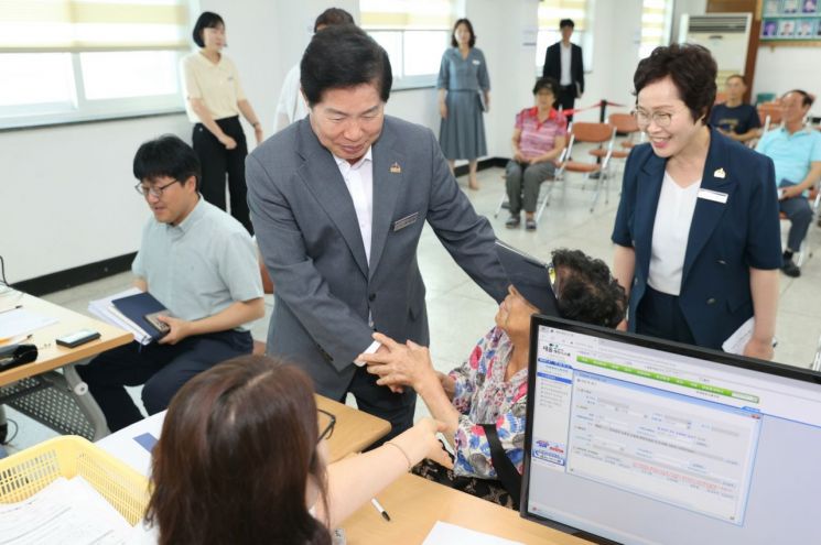 공영민 고흥군수가 지난 21일 고흥읍사무소를 방문해 현장 운영 상황을 점검하고, 근무 직원을 격려하고 있다. 고흥군 제공