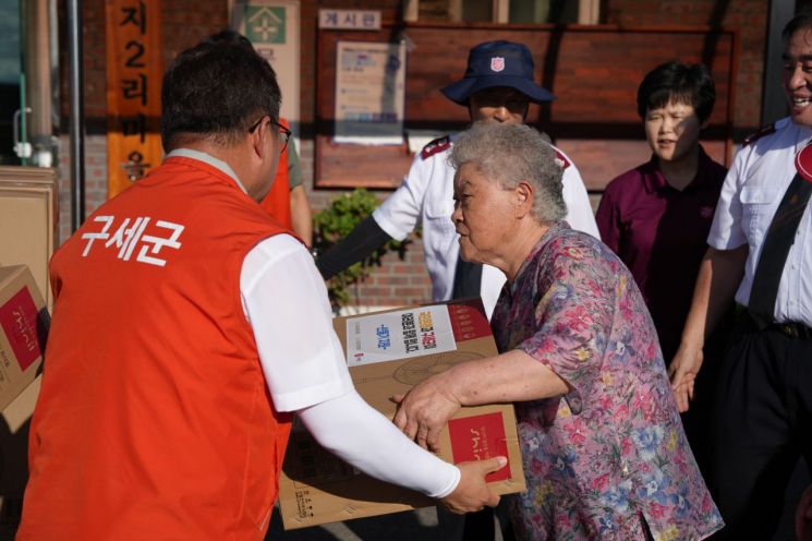 구세군이 충남 예산군 손지2리 마을회관과 삽교읍행정복지센터에서 집중호우 피해 주민들을 위한 물품을 전달하고 있다. 구세군