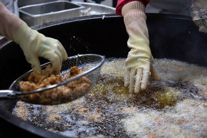 학교 급식실에서 조리노동자들이 튀김 조리를 하고 있는 모습. 학교비정규직노조 제공