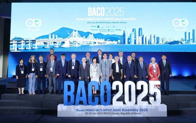 BOCO-25 개막식 후 참석자들이 기념촬영을 하고 있다. 오른쪽에서 여섯 번째가 박형준 부산시장, 박 시장의 왼쪽은 하경자 BACO-25 조직위원회 위원장, 하 위원장의 왼쪽이 이회성 기후변화에 관한 정부 간 협의체(IPCC) 전 의장이다. BACO-25 조직위원회 제공