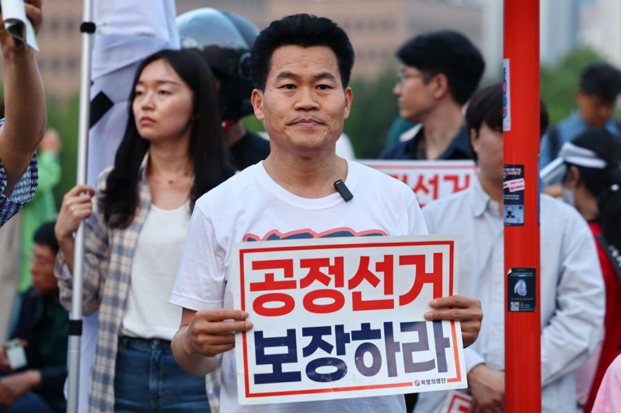 전 한국사 강사 전한길 씨가 지난 5월 30일 경기 과천시 중앙선거관리위원회 앞에서 열린 사전투표 폐지 및 공정선거 보장 촉구 집회에 참석하고 있다. 연합뉴스