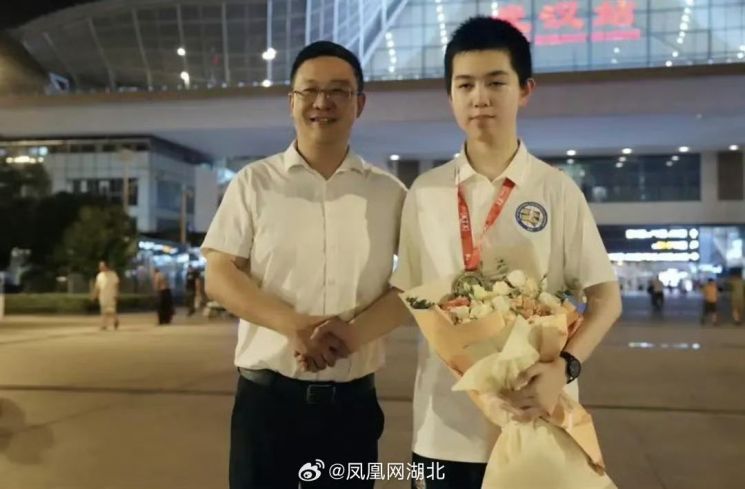 국제수학올림피아드대회서 1위 차지한 중국 국가대표단의 쉬치밍. 펑황망 웨이보.