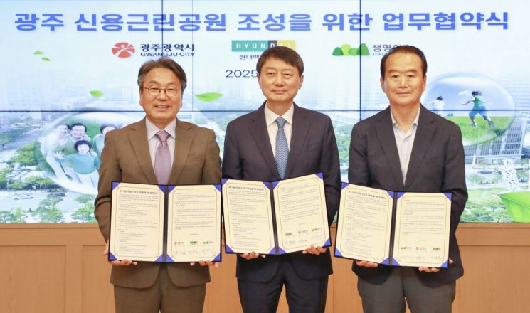 (왼쪽부터) 강기정 광주광역시장, 장호진 현대지에프홀딩스 사장, 허상만 생명의숲 이사장이 22일 광주광역시 서구 광주광역시청에서 ‘리그린 파크’ 조성을 위한 업무협약식을 마치고 기념사진을 촬영하고 있다. 현대백화점그룹 제공