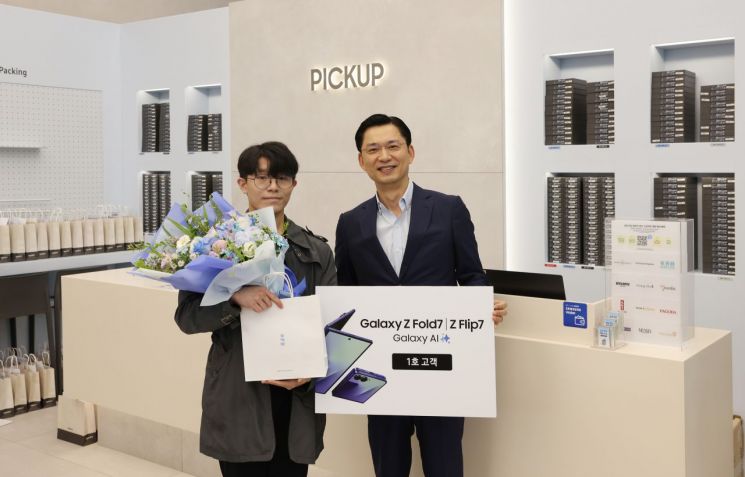 [Photo] First Pre-Order Customer for Galaxy Z Fold7 and Flip7 in Korea