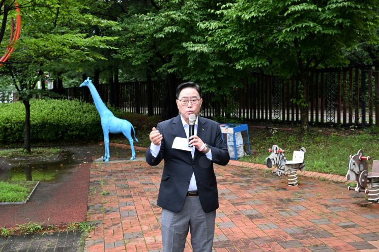 강수현 양주시장이 냇가체험행사에서 인사말을 하고 있다. 양주시 제공