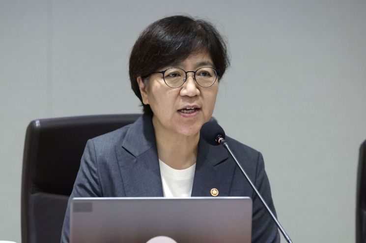 정은경 보건복지부 장관이 22일 서울 용산 대통령실 청사에서 이재명 대통령 주재로 열린 국무회의에 참석해 인사말을 하고 있다. 연합뉴스