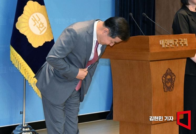 [포토] 고개 숙여 인사하는 이철규 의원